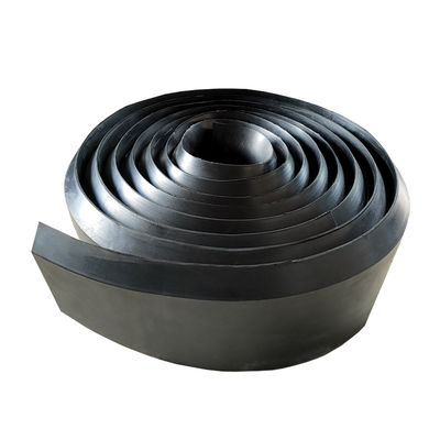 لوحة سكرينغ مطاطية من النيوبرين مع 70 شاطئ صلابة 300 ٪ إطالة عند الكسر وقوة الشد 2.5 ~ 6.0 Mpa