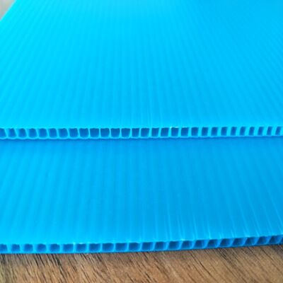 ورقة بلاستيكية مجوفة مضادة للضباب فوق البنفسجية ومستقرة للنار ورقة بلاستيكية مزدوجة من PP