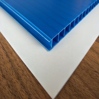 ورقة بلاستيكية مجوفة مضادة للضباب فوق البنفسجية ومستقرة للنار ورقة بلاستيكية مزدوجة من PP